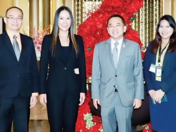 แนวทางป้องกัน : ลักษมีกานต์ อิงคะกุล ประธานเจ้าหน้าที่บริหาร มิราเคิล กรุ๊ป ต้อนรับ ศ.พิเศษ วิศิษฏ์ วิศิษฏ์สรอรรถ ปลัดกระทรวงดิจิทัลเพื่อเศรษฐกิจและสังคม ในงานสัมมนาเรื่อง “แนวทางการป้องกันและปราบปรามการหลอกลวงทางออนไลน์ผ่านโซเชียลมีเดียและบริการโทรคมนาคม” จัดโดย คณะกรรมาธิการการเทคโนโลยีสารสนเทศ การสื่อสารฯ วุฒิสภา ร่วมกับ คณะอนุกรรมาธิการกิจการกระจายเสียง กิจการโทรทัศน์ และกิจการโทรคมนาคม ที่ โรงแรมอัศวิน แกรนด์ คอนเวนชั่น