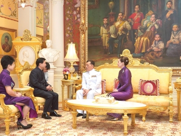 พระบาทสมเด็จพระเจ้าอยู่หัว และ สมเด็จพระนางเจ้าฯ
พระบรมราชินี เสด็จออก ณ พระที่นั่งอัมพรสถาน พระราชวังดุสิต พระราชทานพระบรมราชวโรกาสให้ นายหาน จื้อเฉียง เอกอัครราชทูตสาธารณรัฐประชาชนจีนประจำราชอาณาจักรไทย
เฝ้าทูลละออง
ธุลีพระบาท กราบบังคมทูลลา ในโอกาสที่จะพ้นจาก
หน้าที่ โอกาสนี้
นางหวาง ฮวัน ภริยา
เอกอัครราชทูตฯ ร่วมเฝ้าทูลละอองธุลีพระบาทด้วย เมื่อวันอาทิตย์ที่ 1 มิถุนายน 2568 เวลา 18.47 น.