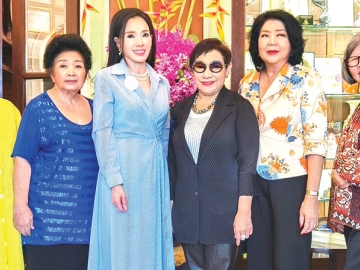 ศิลปะมรดกทางอาหารไทย : มาสเตอร์เชฟ นูรอ โซ๊ะมณี สเต็ปเป้ ผู้ก่อตั้งโรงเรียนสอนทำอาหารและภัตตาคาร บลู เอเลเฟ่นท์ เชิญ อาภัสรา หงสกุล นางงามจักรวาลคนแรกของประเทศไทย ร่วม
รับประทานอาหารไทยต้นตำรับมื้อค่ำสุดหรูในคฤหาสน์เก่าแก่กว่าร้อยปีของกรุงเทพฯ โดยมี ซูซี่ หาญศิริสวัสดิ์, กุสุมา บีเค็นน์, อรวรรณ อินทรทัต และ สุชาดา สเตินเบิร์ก ร่วมงาน ที่ ภัตตาคาร บลู เอเลเฟ่นท์ เขตสาทร