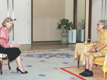 สมเด็จพระกนิษฐาธิราชเจ้า กรมสมเด็จพระเทพรัตนราชสุดาฯ สยามบรมราชกุมารี เสด็จออก ณ วังสระปทุม
เขตปทุมวัน กรุงเทพมหานคร พระราชทานพระราชวโรกาสให้ นางกริสตีนา กูวายา-ซันโทปูโลส
(Ms. Kristiina Kuvaja - Xanthopoulos) เอกอัครราชทูตสาธารณรัฐฟินแลนด์ประจำราชอาณาจักรไทย
เฝ้าทูลละอองพระบาท ในโอกาสเข้ารับหน้าที่ เมื่อวันอังคารที่ 3 มิถุนายน 2568 เวลา 09.00 น.