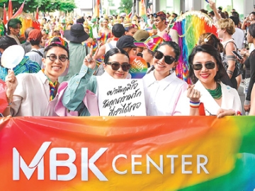 ฉลอง Pride Month : พุทธชาด ศรีนิศากร ประธานเจ้าหน้าที่สายการตลาด, สรัญญา
เจริญศิริ ผอ.ฝ่ายการตลาด บมจ.เอ็ม บี เค และ ประภัสสร กาญจนสูตร ศิลปิน
ผู้รังสรรค์ผลงาน MBK X Teayii ร่วมขบวนพาเหรด Bangkok Pride Parade
2025 จากสนามกีฬาแห่งชาติ (ศุภชลาศัย) ถึงแยกราชประสงค์ หน้าเซ็นทรัลเวิลด์