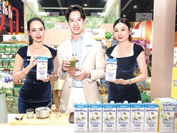 อร่อยและดีต่อสุขภาพ : มาร์ค ธนัท รัตนสิริพันธ์ นักแสดงและนักร้อง เยี่ยมชมบูธ
เครือเฮอริเทจ ผู้ผลิตและจัดจำหน่ายอาหารและเครื่องดื่มเพื่อสุขภาพ ทำเครื่องดื่มเมนู
พิเศษ “Sunkist Pitashio Milk Watermelon Matcha” ที่มีส่วนผสมพิเศษจาก
ซันคิสท์ เครื่องดื่มน้ำนมพิสทาชิโอ ในงาน “THAIFEX-ANUGA ASIA 2025”