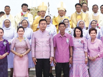 ความหลากหลายของวัฒนธรรมและชาติพันธุ์ : ปราชญา อุ่นเพชรวรากร ผวจ.นครพนม ร่วมพิธีเปิดและเสกหอระฆังหลังใหม่ และงานฉลองรองอาสนวิหารนักบุญอันนาหนองแสง นครพนม ซึ่งเป็นศูนย์รวมใจและสัญลักษณ์ของการอยู่ร่วมกันระหว่างคนหลายเชื้อชาติ ทั้ง ไทย เวียดนาม ลาว และจีน โดย พระอัครสังฆราชอันตน วีระเดช ใจเสรี เป็นประธานในพิธี โดยมี คุณพ่อวิมานใจ นาแว่น เจ้าอาวาส รองอาสนวิหาร
นักบุญอันนา หนองแสง และสัตบุรุษ รองอาสนวิหารนักบุญอันนา หนองแสง ร่วมพิธี ณ วัดนักบุญอันนา หนองแสง จ.นครพนม