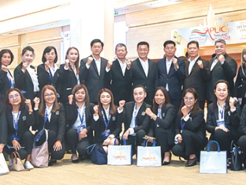 พัฒนาวิชาชีพอย่างยั่งยืน : สมชัย อาภรณ์ศิริพงษ์ Deputy Chief Executive Officer บมจ.ไทยสมุทรประกันชีวิต ร่วมสนับสนุนการจัดงาน
สัมมนา “APLIC 2025 - Asia Pacific Life Insurance Congress” เพื่อเปิดโอกาสให้ตัวแทนประกันชีวิตและที่ปรึกษาการเงินจากทั่วโลก
ได้แลกเปลี่ยนองค์ความรู้ ประสบการณ์ และต่อยอดแนวคิดใหม่ๆ สู่การให้บริการลูกค้าอย่างมืออาชีพ โดยมี มัทนา ประสมทอง ที่ปรึกษาประกันชีวิตที่มี
ผลงานโดดเด่นของ บมจ.ไทยสมุทร รับเชิญเป็นวิทยากรบรรยายหัวข้อ “My Journey to Success in Selling” ที่ ศูนย์การประชุมแห่งชาติสิริกิติ์