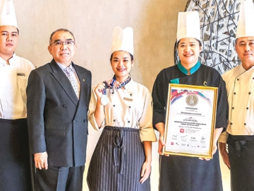 เมนูสร้างสรรค์ : วุฒิศักดิ์ พิชญกานต์ ผจก.ทั่วไป โรงแรมเซ็นทารา แกรนด์ฯ ลาดพร้าว กรุงเทพ ร่วมยินดีกับ สุลักษ์ขณา กล่ำโพธิ์ Commis III แผนกครัว ห้องอาหาร จตุจักรคาเฟ่ ที่ได้รับรางวัลเหรียญเงินจากการแข่งขัน Thailand Ultimate Chef Challenge ในงาน THAIFEX – Anuga Asia 2025 ที่ อิมแพ็ค เมืองทองธานี