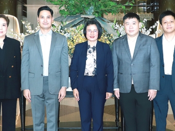 รับฟังความคิดเห็น : เอมอร เสียงใหญ่ อธิบดีกรมคุ้มครองสิทธิและเสรีภาพ เปิดการประชุมเชิงวิชาการ
หัวข้อ “ร่างรายงานประเมินผลสัมฤทธิ์การดำเนินงานตามแผนสิทธิมนุษยชนแห่งชาติ ฉบับที่ 5 (พ.ศ.2566-
2570) ระยะครึ่งแผน (2566-2567)” โดยมี ผศ.ดร.กิตติ ชยางคกุล, ผศ.ดร.ปุณยวัจน์ ไตรจุฑากาญจน์ ร่วมงาน
และ อนัคพล อิงคะกุล รองประธานกรรมการบริหารมิราเคิล กรุ๊ป ต้อนรับ ที่โรงแรมมิราเคิล แกรนด์ คอนเวนชั่น