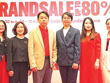 “ช็อปช่วยชาติ” : ดร.ณัฐกิตติ์ ตั้งพูลสินธนา กก.ผจก.ใหญ่ สายงาน
การตลาด บมจ.เซ็นทรัลพัฒนา และ รับขวัญ จรูญศักดิ์ ผอ.กองวางแผนลงทุนอุตสาหกรรมท่องเที่ยว การท่องเที่ยวแห่งประเทศไทย ร่วมเปิดแคมเปญ “Summer Grand Sale 2025” ที่ ศูนย์การค้า
เซ็นทรัลเวิลด์ โดยผนึกกำลังธุรกิจในเครือกลุ่มเซ็นทรัลและพาร์ทเนอร์ธุรกิจชั้นนำทั่วประเทศทั้งภาครัฐและเอกชน มอบส่วนลดสูงสุดถึง 80% จากกว่า 28,000 แบรนด์ และ 12,000 ร้านค้า ในศูนย์การค้าเซ็นทรัลทั่วประเทศ