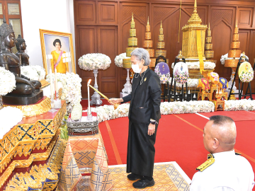 พระบาทสมเด็จพระเจ้าอยู่หัว ทรงพระกรุณาโปรดเกล้าฯ
ให้ สมเด็จพระกนิษฐาธิราชเจ้า กรมสมเด็จพระ
เทพรัตนราชสุดาฯ สยามบรมราชกุมารี เสด็จพระราชดำเนินแทนพระองค์ไปพระราชทานน้ำหลวงอาบศพ ท่านผู้หญิง
พันธุ์สวลี กิติยากร
พระมารดาใน
พระเจ้าวรวงศ์เธอ พระองค์เจ้าโสมสวลี
กรมหมื่นสุทธนารีนาถ
ณ ศาลาบัณณรศภาค
วัดเบญจมบพิตรดุสิตวนารามราชวรวิหาร เมื่อวันพุธที่
11 มิถุนายน 2568