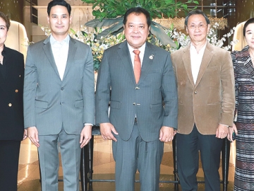 พัฒนาองค์ความรู้ : อนัคพล อิงคะกุล รองประธานกรรมการบริหาร มิราเคิล กรุ๊ป ต้อนรับ พ.ต.อ.ทวี สอดส่อง
รมว.กระทรวงยุติธรรม ในพิธีเปิดโครงการประชุมหัวข้อ “พัฒนาองค์ความรู้ในการบำบัดฟื้นฟูเด็กเยาวชนที่มีปัญหาด้านความคิด อารมณ์ พฤติกรรม โดยใช้เทคนิค Forensic CBT” จัดโดย กรมพินิจและคุ้มครองเด็กและเยาวชน โดยมี นิยม เติมศรีสุข ผช.รมต.ยุติธรรม ร่วมงาน ที่โรงแรมมิราเคิล แกรนด์ คอนเวนชั่น