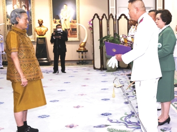 สมเด็จพระกนิษฐา
ธิราชเจ้า กรมสมเด็จพระเทพรัตนราช
สุดาฯ สยามบรมราช
กุมารี เสด็จออก ณ
วังสระปทุม พระราชทานพระราชวโรกาสให้
พล.ท.อัครภณ
ทองสุทธิ์ รอง
ผู้อำนวยการองค์การ
สงเคราะห์ทหารผ่านศึกฯ และคณะ เฝ้าฯ ทูลเกล้าฯถวายเงินรายได้จากการออกร้านในงานกาชาด ประจำปี 2567 เพื่อบำรุงสภากาชาดไทย
เมื่อวันพฤหัสบดีที่ 12 มิถุนายน 2568

