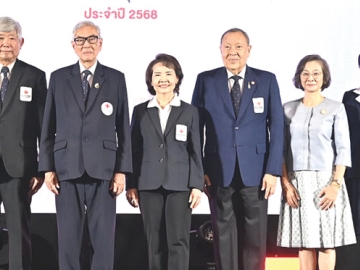 เชิดชูเกียรติอาสาสมัครสภากาชาดไทย : เตช บุนนาค เลขาธิการ สภากาชาดไทย พร้อมคณะผู้บริหาร อาทิ รศ.นพ.พินิจ กุลละวณิชย์ ผู้ช่วยเลขาธิการ สภากาชาดไทย
ร่วมแสดงความยินดี ในพิธีมอบโล่ประกาศเกียรติคุณแก่อาสาสมัครกาชาดผู้ทำคุณประโยชน์ เนื่องในโอกาสครบรอบ 3 ปี วันคล้ายวันสถาปนาสำนักงานยุวกาชาดและอาสาสมัครกาชาด สภากาชาดไทย โดยปัจจุบันมีอาสาสมัครในระบบอาสาสมัครกาชาดจากทั่วประเทศจำนวน 134,378 คน และมีกิจกรรมเพื่อประชาชนและกลุ่มเปราะบางในระบบ 41,699 รายการ เพื่อให้อาสาสมัครได้มีส่วนร่วมในการทำประโยชน์แก่ประชาชน สังคม และประเทศชาติ ณ จุฬาลงกรณ์มหาวิทยาลัย