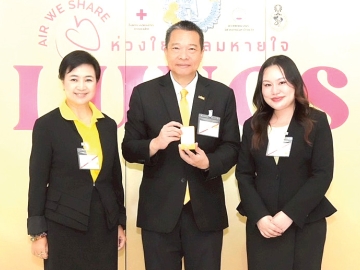 “ห่วงใยทุกลมหายใจ” : วิจักษณ์ ประดิษฐวณิช ประธานเจ้าหน้าที่บริหาร บมจ.เอ็ม บี เค เฝ้าทูลละออง
พระบาท สมเด็จพระกนิษฐาธิราชเจ้า กรมสมเด็จพระเทพรัตนราชสุดาฯ สยามบรมราชกุมารี รับพระราชทาน
ของที่ระลึก “เข็มอานันทมหิดล” ในฐานะองค์กรที่ร่วมสนับสนุนโครงการเข็มวันอานันทมหิดล ประจำปี 2568
“Air We Share, Lungs We Care” ณ อาคารภูมิสิริมังคลานุสรณ์ โรงพยาบาลจุฬาลงกรณ์ สภากาชาดไทย