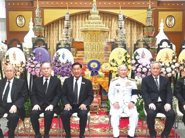 ร่วมอาลัย : พล.อ.ทรงวิทย์ หนุนภักดี ผู้บัญชาการทหารสูงสุด, พล.อ.อำนวย ประมวญทอง, ประจักษ์ ตั้งคารวคุณ ประธานผู้ก่อตั้ง บริษัท
ทีโอเอ เพ้นท์ (ประเทศไทย) จำกัด (มหาชน) และ วิบูลย์ เลาหพงศ์ชนะ ประธานกรรมการ บริษัท กรุงไทยแทรคเตอร์ จำกัด ร่วมในงาน
พระพิธีธรรม สวดพระอภิธรรม พล.อ.สุจินดา คราประยูร อดีตนายกรัฐมนตรี คนที่ 19 และอดีตรัฐมนตรีว่าการกระทรวงกลาโหม, ผู้บัญชาการทหารบก
และผู้บัญชาการทหารสูงสุด ของประเทศไทย บิดา พล.อ.เจิดวุธ คราประยูร และ เจนวิทย์ คราประยูร ณ วัดโสมนัสราชวรวิหาร กรุงเทพมหานคร
