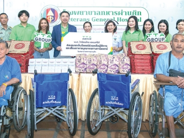 ตอบแทนสังคม : สมชาย อภิญญานุกุล ผช.กก.ผจก.ใหญ่ฯ บมจ.โทรีเซนไทย เอเยนต์ซีส์ มอบรถวีลแชร์
ซึ่งผลิตโดยช่างผู้พิการ ที่ร่วมสนับสนุน “โครงการล้อเลื่อนเพื่อคนพิการ” ของมูลนิธิคนพิการไทย ต่อเนื่อง
เป็นปีที่ 5 ให้แก่ ฉัตรสุมาลย์ ตันติกุล รอง ผอ.โรงพยาบาลทหารผ่านศึก และจัดเลี้ยงอาหารกลางวันแก่บุคลากร
ทางการแพทย์ของโรงพยาบาลทหารผ่านศึก เพื่อแสดงความขอบคุณและเป็นขวัญกำลังใจในการปฏิบัติหน้าที่