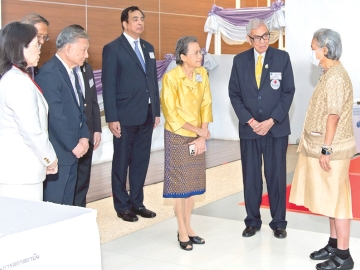 สมเด็จพระกนิษฐาธิราชเจ้า กรมสมเด็จพระเทพรัตนราชสุดาฯ สยามบรมราชกุมารี อุปนายิกาผู้อำนวยการ
สภากาชาดไทยเสด็จ
พระราชดำเนินไปทรงบาตรพระสงฆ์เนื่องในโอกาสครบ 8 ปี สถาบันการพยาบาลศรีสวรินทิรา
สภากาชาดไทย ณ สถาบันการพยาบาลศรีสวรินทิราฯเมื่อวันจันทร์ที่ 16 มิถุนายน 2568