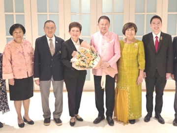 ร่วมยินดี : สนั่น อังอุบลกุล ประธานอาวุโส หอการค้าไทย และสภาหอการค้าแห่งประเทศไทย มอบดอกไม้แสดงความยินดีให้แก่ พนิดา เทพกาญจนา ในโอกาสได้รับตำแหน่ง รองประธานหอการค้าไทย โดยมี
สุรวัฒน์ ชมภูพงษ์, พยอม วลัยพัชรา, รศ.ดร.สุวัฒน์ วิวัฒนานนท์, นพ.เจริญ ปฏิภาณเทวา, จิตรลดา หาญวรวงศ์ชัย และ ผศ.ดร.วัชรพจน์ ทรัพย์สงวนบุญ ร่วมงาน ที่ โรงแรมแกรนด์ ไฮแอท เอราวัณ กรุงเทพฯ