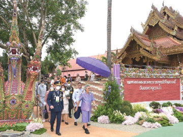กรมสมเด็จพระเทพรัตนราชสุดาฯ สยามบรมราชกุมารี เสด็จพระราชดำเนินไปทรงเปิด
“หอพระบรมฉายามหาราชพุทธิรังสรรค์”
ณ วัดพระธาตุผาเงา อำเภอเชียงแสน จังหวัดเชียงราย เพื่อร่วมสมโภชเมืองเชียงราย ครบ 750 ปี
ในปี 2555 เมื่อวันพุธที่
18 มิถุนายน 2568