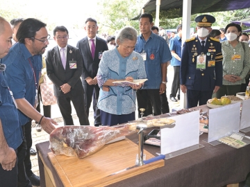 สมเด็จพระกนิษฐาธิราชเจ้า
กรมสมเด็จพระเทพ
รัตนราชสุดาฯ สยามบรมราชกุมารี เสด็จฯ ไปทอดพระเนตรการดำเนินงาน ศูนย์จัดการขยะ
องค์การบริหารส่วนตำบล
แม่ฟ้าหลวง และแปลงแมคคาเดเมีย โครงการพัฒนาดอยตุงฯ
อำเภอแม่ฟ้าหลวง จังหวัดเชียงราย เมื่อ
วันพุธที่ 18 มิถุนายน 2568