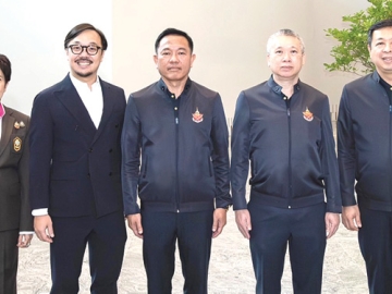 ใส่ใจสิ่งแวดล้อม : คุณายุทธ เดชอุดม Head of Business Development Strategy บมจ.เซ็นทรัลพัฒนา ต้อนรับ อดุลย์ บุญลึก และคณะผู้บริหารสำนักงานทรัพย์สินพระมหากษัตริย์ ที่เข้าเยี่ยมชมและตรวจอาคารสำนักงาน Central Park Offices ระดับ Class A ซึ่งได้รับมาตรฐานด้านความยั่งยืน LEED และ WELL
