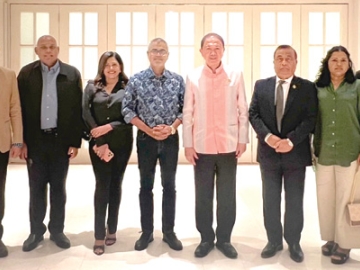 ทวิภาคี : สนั่น อังอุบลกุล กงสุลใหญ่กิตติมศักดิ์สาธารณรัฐมัลดีฟส์ฯ ต้อนรับ Mr.Thoriq Ibrahim รัฐมนตรีท่องเที่ยว สิ่งแวดล้อมและพลังงาน สาธารณรัฐมัลดีฟส์ และ Mr.Fuwad Thowfeek เอกอัครราชทูตมัลดีฟส์ประจำราชอาณาจักรไทย เพื่อหารือการส่งเสริมการท่องเที่ยว ที่ โรงแรมแกรนด์ไฮเอท เอราวัณ กรุงเทพ