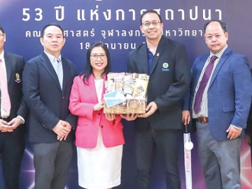 เกียรติยศ “นักกฎหมาย” : รศ.ดร.ปิยะชาติ ภิรมย์สวัสดิ์ และ ผศ.ดร.ธนศักดิ์ กระบวนรัตน์ รอง ผอ.Sasin School of Management ร่วมแสดงความยินดีกับ ผศ.ดร.ปารีณา ศรีวนิชย์ คณบดีคณะนิติศาสตร์ จุฬาลงกรณ์มหาวิทยาลัย พร้อมคณะผู้บริหาร ในโอกาสก่อตั้งคณะนิติศาสตร์ จุฬาฯ ครบรอบ 53 ปี