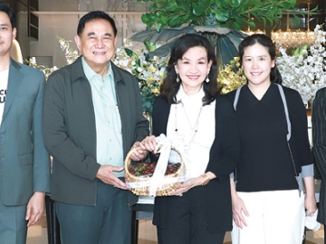 ค้นพบศักยภาพ...สู่ความสำเร็จ : ดร.อัศวิน อิงคะกุล ประธานกรรมการบริหาร มิราเคิล กรุ๊ป และ อนัคพล
อิงคะกุล รองประธานฯ ต้อนรับ พญ.นลินี ไพบูลย์ ประธานกรรมการ บจก.กิฟฟารีน สกายไลน์ ยูนิตี้ ในโอกาสเปิดงาน “Giffarine Open House Empowering Your Success” โอกาสในการสร้างธุรกิจอย่างมืออาชีพ โดยมี พญ.สิริอรญ์ สุกาญจนพงษ์ ที่ปรึกษาฝ่ายผลิตภัณฑ์ ร่วมงาน ที่โรงแรมมิราเคิล แกรนด์ คอนเวนชั่น