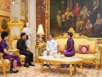 พระบาทสมเด็จพระเจ้าอยู่หัว และ สมเด็จพระนางเจ้าฯ พระบรมราชินี เสด็จออก ณ พระที่นั่งอัมพรสถาน พระราชวังดุสิต พระราชทานพระบรมราชวโรกาสให้ นายหาน จื้อเฉียง เอกอัครราชทูตสาธารณรัฐประชาชนจีนประจำราชอาณาจักรไทย เฝ้าทูลละอองธุลีพระบาท กราบบังคมทูลลา ในโอกาสที่จะพ้นจาก
หน้าที่ โอกาสนี้ นางหวาง ฮวัน ภริยา เอกอัครราชทูตฯ ร่วมเฝ้าทูลละอองธุลีพระบาทด้วย เมื่อวันอาทิตย์ที่ 1 มิถุนายน 2568 เวลา 18.47 น.