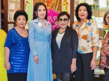ศิลปะมรดกทางอาหารไทย : มาสเตอร์เชฟ นูรอ โซ๊ะมณี สเต็ปเป้ ผู้ก่อตั้งโรงเรียนสอนทำอาหารและภัตตาคาร บลู เอเลเฟ่นท์ เชิญ อาภัสรา หงสกุล นางงามจักรวาลคนแรกของประเทศไทย ร่วมรับประทานอาหารไทยต้นตำรับมื้อค่ำสุดหรูในคฤหาสน์เก่าแก่กว่าร้อยปีของกรุงเทพฯ โดยมี ซูซี่ หาญศิริสวัสดิ์, กุสุมา บีเค็นน์, อรวรรณ อินทรทัต และ สุชาดา สเตินเบิร์ก ร่วมงาน ที่ ภัตตาคาร บลู เอเลเฟ่นท์ เขตสาทร