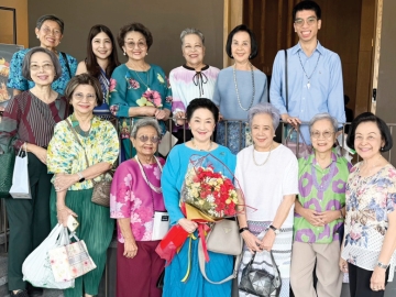 ศิษย์เก่าดีเด่น “เข็มเกียรติยศ” : ดร.คุณหญิงกษมา วรวรรณ ณ อยุธยา และเพื่อนวัฒนาวิทยาลัย รุ่น 92
อาทิ ศ.ดร.มาลียา เครือตราชู, ดวงใจ ตั้งสง่า, ภาวิไล บุราวาศ, ดวงเนตร พงษ์ไพโรจน์, ยศวดี บุณยเกียรติ,
ฆรนี เทียนไทย, ยุพยง นิ่มสมบุญ ร่วมกันยินดีล่วงหน้ากับ ผาณิต พูนศิริวงศ์ ที่จะได้รับเข็มเกียรติยศ
ในวันครบรอบสถาปนา มหาวิทยาลัยธรรมศาสตร์ 27 มิ.ย.นี้ ที่ห้องอาหาร Hamono อารีย์สัมพันธ์

