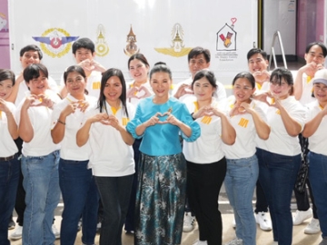 ตอบแทนสังคม : กิตติวรรณ อนุเวชสกุล ประธานกรรมการบริหาร บจก.แมคไทย และ รอง ปธ.กก.มูลนิธิ
โรนัลด์แมคโดนัลด์เฮาส์ ประเทศไทย นำทีมพลังพนักงานจิตอาสาจัดกิจกรรมให้บริการทันตกรรมเชิงรุก
ภายใต้ “โครงการสุขภาพดีใต้ร่มพระบารมี” โดยความร่วมมือของมูลนิธิสงเคราะห์เด็กของสภากาชาดไทย
ในโอกาสก้าวเข้าสู่ปีที่ 40 ของแมคโดนัลด์ ประเทศไทย ที่ โรงเรียนภาชีสุนทรวิทยานุกูล จังหวัดพระนครศรีอยุธยา