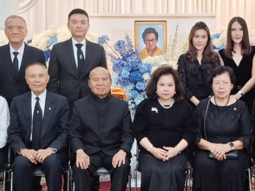 บำเพ็ญกุศล : ดร.นุชนาถ วสุรัตน์ ต้อนรับ
พล.ต.อ.สุนทร ซ้ายขวัญ, พล.ต.ต.ปิติพงษ์ธิติ แก่นสารสมใจ, ธรรมรัตน์-รุ่งอรุณ จันทรเศธร, สุชาดา รัตนวิจิตร,
อรนุช มาสินกูล, พล.ท.พิเชษฐ คงศรี
และหลานๆ ในงานสวดอภิธรรม
สุใจ แสงศิริอัมพร ผู้เป็นมารดา ณ
วัดเทพศิรินทราวาส เขตป้อมปราบศัตรูพ่าย