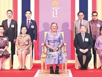 สมเด็จพระกนิษฐาธิราชเจ้า กรมสมเด็จพระเทพรัตนราชสุดาฯ สยามบรมราชกุมารี เสด็จพระราชดำเนินไปในงานแสดงดนตรีและนาฏศิลป์ “70 พรรษา สมเด็จพระกนิษฐาธิราชเจ้าฯ” เพื่อเฉลิมพระเกียรติในโอกาสทรงเจริญพระชนมายุ 70 พรรษา
2 เมษายน 2568 โอกาสนี้ พระราชทานเข็มหรรษาศิลป์แก่ผู้สมทบทุนมูลนิธิศิลปินแห่งชาติ แล้วทอดพระเนตรนิทรรศการ
และผลงานนักเรียน นักศึกษา ณ ศูนย์วัฒนธรรมแห่งประเทศไทย เมื่อวันอาทิตย์ที่ 22 มิถุนายน 2568 เวลา 08.42 น.