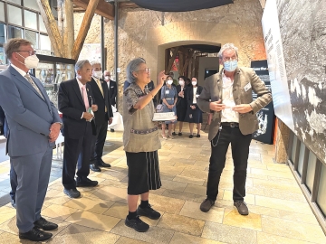 สมเด็จพระกนิษฐา
ธิราชเจ้า กรมสมเด็จพระเทพรัตนราชสุดาฯ สยามบรมราชกุมารี เสด็จพระราชดำเนินไปทอดพระเนตร
พิพิธภัณฑ์รีสคราเตอร์
(Rieskrater Museum)
ซึ่งจัดแสดงข้อมูลทางธรณีวิทยาที่เกิดกับพื้นผิวโลก ประกอบด้วยหินดวงจันทร์ของแท้จากภารกิจ Apollo 16 ปี 1972 ซึ่งยืมมา
จาก NASA ณ เมือง
เนิร์ดลิงเงน (Nördlingen) สหพันธ์สาธารณรัฐเยอรมนี ซึ่งพื้นที่ Nördlinger Ries
เป็นที่ตั้งของอุกกาบาตที่พุ่งชนกับโลกเมื่อ 15 ล้านปี
ก่อน เมื่อวันจันทร์ที่ 23 มิถุนายน 2568