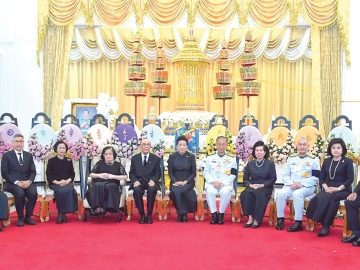 อดีตผบ.ทอ.7 ท่าน ร่วมไว้อาลัย :
พลอากาศเอก ชลิต พุกผาสุข องคมนตรี อดีตผู้บัญชาการทหารอากาศ และ
พลอากาศเอก จอม รุ่งสว่าง
องคมนตรี อดีตผู้บัญชาการทหารอากาศ
พร้อมด้วย พลอากาศเอกอมร แนวมาลี
อดีตผู้บัญชาการทหารอากาศ,
พลอากาศเอก ประจิน จั่นตอง อดีต
ผู้บัญชาการทหารอากาศ, พลอากาศเอก
ตรีทศ สนแจ้ง อดีตผู้บัญชาการทหารอากาศ, พลอากาศเอก มานัต
วงษ์วาทย์ อดีตผู้บัญชาการทหารอากาศ,
พลอากาศเอก อลงกรณ์ วัณณรถ
อดีตผู้บัญชาการทหารอากาศ ร่วมใน
พระพิธีธรรมสวดพระอภิธรรม
พลอากาศเอก หม่อมราชวงศ์ศิริพงษ์
ทองใหญ่ อดีตผู้บัญชาการทหารอากาศ
โดยมี คุณหญิงจิตตระการ ทองใหญ่
ณ อยุธยา, หม่อมหลวงปีกทอง ทองใหญ่,
หม่อมหลวงสวรรณศิริ ทองใหญ่
ภริยา และบุตรธิดา ร่วมต้อนรับ โดยจะมีพิธีสวดพระอภิธรรม เวลา 18.00 น.
ถึงวันอาทิตย์ที่ 29 มิถุนายน
2568 แล้วบรรจุศพ ณ ศาลาทักษิณา
ประดิษฐ์ วัดพระศรีมหาธาตุ
วรมหาวิหาร เขตบางเขน กรุงเทพมหานคร