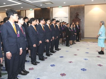 สมเด็จพระกนิษฐา
ธิราชเจ้า กรมสมเด็จ
พระเทพรัตนราช
สุดาฯ สยามบรมราชกุมารี เสด็จออก
ณ วังสระปทุม พระราชทาน
พระราชวโรกาสให้ ศ.กิตติคุณ นพ.จรัส สุวรรณเวลา
รองประธานมูลนิธิส่งเสริมโอลิมปิกวิชาการและพัฒนามาตรฐานวิทยาศาสตร์ศึกษาฯ นำคณะผู้แทน
ประเทศไทยไปแข่งขันโอลิมปิกวิชาการระหว่างประเทศ เฝ้าฯ กราบถวายบังคมลา