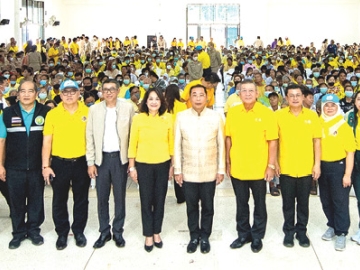บริการประชาชน : ไตรภพ วงศ์ไตรรัตน์ ผวจ.ระยอง นำหน่วยงานราชการและเอกชน พร้อมเครือข่ายภาคี สมาชิกหลักสูตรพัฒนาสัมพันธ์เครือข่ายความมั่นคงระดับผู้บริหารจังหวัดระยอง (พคบ.ระยอง) และสมาชิกชมรมชาวธรรมศาสตร์จังหวัดระยอง ร่วมกิจกรรมเพื่อสังคมในโครงการ
“บำบัดทุกข์ บำรุงสุข สร้างรอยยิ้มให้ประชาชน” จังหวัดระยอง พ.ศ.2568 ครั้งที่ 2 โดยมี 3 รอง ผวจ.กัฬชัย เทพวรชัย, สลารีวรรณ ทัพทวี และ กำธร เวหน
พร้อมด้วย คเณศวร เกษอินทร์ นายอำเภอวังจันทร์ และ ชุติมา เหรียญเพ็ชรสุข ร่วมงาน ณ หอประชุมที่ว่าการอำเภอวังจันทร์ จังหวัดระยอง