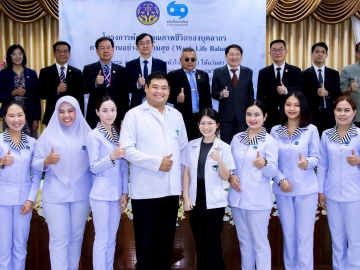บริการประชาชน : นพศักดิ์ ตรีพรชัยศักดิ์ ปธ.จนท.บห. บมจ.ร่วมเจริญพัฒนา นำทีมงานแว่นท็อปเจริญ ให้บริการตรวจวัดสายตาและตัดแว่นให้ประชาชน ในกิจกรรมวันเฉลิมพระชนมพรรษา สมเด็จพระนางเจ้าฯ พระบรมราชินี โดยมี ชะรัตน์
สุวรรณมา อธิบดีผู้พิพากษาศาลแรงงานกลาง ต้อนรับ ณ ศาลแรงงานกลาง