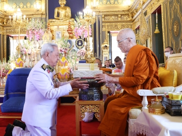 สมเด็จพระอริยวงศาคตญาณ สมเด็จพระสังฆราช สกลมหาสังฆปริณายก เสด็จลง ณ พระอุโบสถ วัดราชบพิธสถิตมหาสีมาราม เขตพระนคร กรุงเทพมหานคร ในโอกาสที่พระบาทสมเด็จพระเจ้าอยู่หัว ทรงพระกรุณาโปรดพระราชทานพระบรมราชูปถัมภ์ ในการบำเพ็ญพระกุศลฉลองพระชันษา 98 ปี ในการนี้ พล.อ.สุรยุทธ์ จุลานนท์
ประธานองคมนตรี เชิญเครื่องราชสักการะพระราชทาน ไปถวาย เมื่อวันพฤหัสบดีที่ 26 มิถุนายน 2568