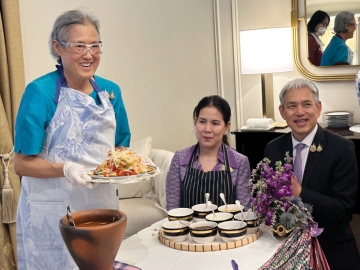 สมเด็จพระกนิษฐา
ธิราชเจ้า กรมสมเด็จ
พระเทพรัตนราชสุดาฯ
สยามบรมราชกุมารี พระราชทาน
พระราชวโรกาสให้
นายจิตติพัฒน์ ทองประเสริฐ เอกอัครราชทูต ณ กรุงเบอร์ลิน ตั้งพระกระยาหารเย็นถวาย เนื่องใน
โอกาสเสด็จพระราช
ดำเนินเยือนสหพันธ์
สาธารณรัฐเยอรมนี
โอกาสนี้ ทรงประกอบ
เมนูส้มตำพระราชทาน
แก่พระอาจารย์และข้าราชการสถานเอกอัครราชทูตไทย