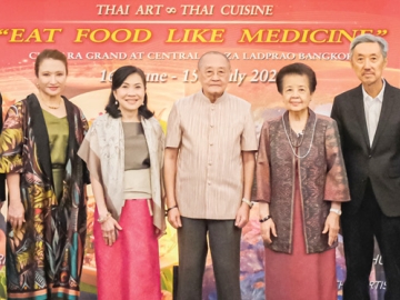 โชว์ศิลปวัฒนธรรมและอาหารไทยสู่เวทีโลก : ดร.สุเมธ ตันติเวชกุล เลขาธิการมูลนิธิชัยพัฒนา เปิดงาน “Splash Hotel Soft Power Showcase 2025” ภายใต้แนวคิด “Thai Art & Thai Cuisine: Eat Food Like Medicine” โดยมี สุพัตรา
จิราธิวัฒน์ กรรมการ บมจ.โรงแรมเซ็นทรัลพลาซา ต้อนรับ และ ศ.เกียรติคุณ ดร.พญ.สมศรี เผ่าสวัสดิ์, ศ.กิตติคุณ ดร.สุทธิพันธ์
จิราธิวัฒน์, มาริสา สุโกศล หนุนภักดี, วุฒิศักดิ์ พิชญกานต์ ร่วมงาน ที่ โรงแรมเซ็นทารา แกรนด์ฯ ลาดพร้าว