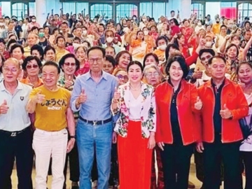 เงินทองมีใช้ ไม่ขัดสน : แอนศิริ วลัยกนก สมาชิกสภาผู้แทนราษฎร กรุงเทพมหานคร กรรมาธิการ การเงิน การคลัง สถาบัน
การเงินและตลาดการเงิน ร่วมกับธนาคารกรุงไทย ธนาคารออมสิน ธนาคารอาคารสงเคราะห์ สำนักงานประกันสังคม จัดงาน
สัมมนาวิชาการ “รู้เงิน รู้เทคโนโลยี รู้สิทธิเพื่อชีวิตเกษียณที่ดีกว่า” เพื่อแนะนำวิธีการวางแผนการเงินการลงทุนในวัยเกษียณ
ที่สามารถไปสู่การเกษียณอย่างมีความสุขตามที่คาดหวังไว้ ที่ มูลนิธิหาญตระกูล ถนนสุขสวัสดิ์ เขตราษฎร์บูรณะ
