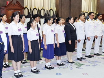 สมเด็จพระกนิษฐาธิราชเจ้า กรมสมเด็จพระเทพรัตนราชสุดาฯ สยามบรมราชกุมารี เสด็จออก ณ วังสระปทุม พระราชทานพระราชวโรกาสให้ ผศ.สมเกียรติ ภูมิภักดิ์ รองอธิการบดี สถาบันบัณฑิตพัฒนศิลป์ นำคณะผู้บริหารสถาบันฯ พร้อมด้วยผู้ชนะเลิศการประกวดนาฏศิลป์ ดนตรี
คีตศิลป์แห่งชาติ ครั้งที่ 8 ประจำปี 2567 ชิงถ้วยพระราชทานสมเด็จพระกนิษฐาธิราชเจ้า กรมสมเด็จพระเทพรัตนราชสุดาฯ สยามบรมราชกุมารี
เฝ้าทูลละอองพระบาท กราบบังคมทูลรายงานผลการประกวดฯ โอกาสนี้ ผู้แทนผู้ชนะการประกวดฯ ร่วมเฝ้าฯ รับพระราชทานถ้วยรางวัล