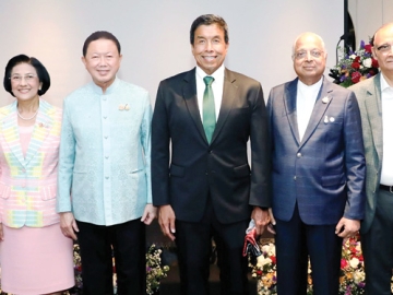 แนะนำกรรมการบริหารชุดใหม่ : ซูซีล กูมาร์ ดาห์นูก้า ประธานหอการค้าอินเดีย-ไทย ต้อนรับ นาเกช ซิงห์ เอกอัครราชทูตสาธารณรัฐอินเดียประจำราชอาณาจักรไทย, ชัชชาติ สิทธิพันธุ์ ผู้ว่าฯ กทม., สนั่น อังอุบลกุล ประธานอาวุโสหอการค้าไทยและสภาหอการค้าแห่งประเทศไทย และ ดร.นลินี ทวีสิน ประธานผู้แทนการค้าไทย
ในงาน Connections & Converse: An Evening with ITCC ที่ SILQ Hotel & Residence