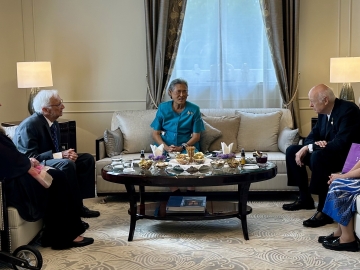 สมเด็จพระกนิษฐาธิราชเจ้า กรมสมเด็จพระเทพรัตนราชสุดาฯ สยามบรมราชกุมารี พระราชทานพระราชวโรกาสให้ ศาสตราจารย์ ดร.อุลริช ฟรายทาก (Professor Dr. Ulrich Freitag) และ ดร.แวร์นเนอร์ เฟนนิก (Dr. Werner Pfennig) พระอาจารย์ที่เคยถวายพระอักษร เฝ้าทูลละอองพระบาท ณ ทําเนียบเอกอัครราชทูต ณ กรุงเบอร์ลิน สหพันธ์สาธารณรัฐเยอรมนี