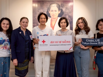 “บอยซ์ไทย” บริจาค : รศ.พญ.นวลจันทร์ ปราบพาล เลขาธิการ มูลนิธิสงเคราะห์เด็กของสภากาชาดไทย และ จิราพร ศรีสอ้าน ผอ.สำนักสารนิเทศและสื่อสารองค์กร สภากาชาดไทย ร่วมกันรับมอบเงินจากแฟนคลับชาวไทยของวงดนตรีเกาหลี CNBLUE ในโอกาสครบรอบวันเกิดศิลปินเกาหลี ยงฮวา นักร้องนำและมือกีตาร์ของวง ซีเอ็นบลู เพื่อจุดประกายและต่อยอดความฝันให้กับเด็กๆ ที่ มูลนิธิฯ ถนนอังรีดูนังต์