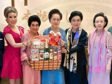 ฉลองวันเกิด : คุณหญิงโรส บริบาลบุรีภัณฑ์ ประธานกรรมการที่ปรึกษา มูลนิธิเด็กโสสะแห่งประเทศไทยในพระบรมราชินูปถัมภ์ จัดงานเลี้ยงฉลองครบรอบวันเกิดให้แก่ ท่านผู้หญิงภรณี มหานนท์ นายกสมาคมแม่บ้านตำรวจ ท่านแรกของไทย โดยมี คุณหญิงแสงเดือน ณ นคร, ลลิสา จงบารมี, รัญชา บริบาลบุรีภัณฑ์, รมณีย์ เธียรประสิทธิ์ และ อิสระ โพธิพงษ์ ร่วมงาน ที่ Homnono sushi ซอยอารีย์สัมพันธ์ 1
