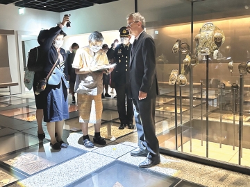 สมเด็จพระกนิษฐาธิราชเจ้า กรมสมเด็จ
พระเทพรัตนราชสุดาฯ
สยามบรมราชกุมารี
ทอดพระเนตรพิพิธภัณฑ์โบราณคดี
แห่งรัฐไบเอิร์น สหพันธ์สาธารณรัฐ
เยอรมนี พิพิธภัณฑ์นี้
ตั้งขึ้นปี ค.ศ. 1885
ที่รวบรวมโบราณวัตถุ
ก่อนประวัติศาสตร์ ก่อนเสด็จพระราชดำเนิน
กลับประเทศไทย เมื่อวันจันทร์ที่
30 มิถุนายน 2568