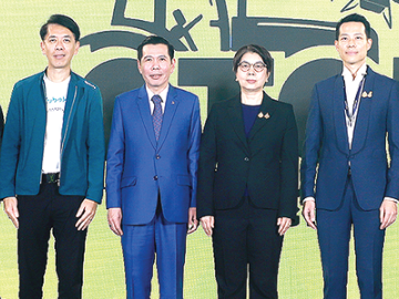 เกษตรดิจิทัล : ดร.ปิยนุช วุฒิสอน รองปลัดกระทรวงดิจิทัลเพื่อเศรษฐกิจและสังคม เปิดโครงการ “1 ตำบล
1 ดิจิทัล สมาร์ทลีฟวิ่ง” เพื่อยกระดับทักษะในการประยุกต์ใช้ด้านเทคโนโลยีดิจิทัลแก่ชุมชนและเกษตรกรทั่วไทย
นำไปสู่เป้าหมายเมืองอัจฉริยะน่าอยู่ จัดโดย ผศ.ดร.ณัฐพล นิมมานพัชรินทร์ ผอ.ใหญ่ สำนักงานส่งเสริมเศรษฐกิจดิจิทัล กระทรวงดิจิทัลเพื่อเศรษฐกิจและสังคม ที่ โรงแรมอัศวิน แกรนด์ คอนเวนชั่น เขตหลักสี่