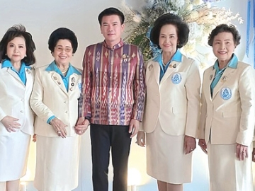 พิธีสถาปนา : ประไพรัตน์ เพชรยวน ผู้ว่าราชการจังหวัดพังงา และ เพ็ญพักตร์ ศรีทอง ประธานสภาแม่ดีเด่นแห่งชาติฯ เป็นประธานในพิธีสถาปนาสมาคมแม่ดีเด่นแห่งชาติ จังหวัดพังงา ให้แก่ ดร.วัลลภา ธีระสานต์ โดยมีคณะกรรมการ อาทิ ดร.นุชนาถ วสุรัตน์, พญ.สุวณีย์ โยธารักษ์. ประยูร เหล่าสายเชื้อ, ดร.ปัญจรัตน์ มังกรกนก และ ดร.นภาภิศ ตรีเพ็ชรไพศาล ร่วมงาน ที่ โรงแรม เลอ เอราวัณ จังหวัดพังงา