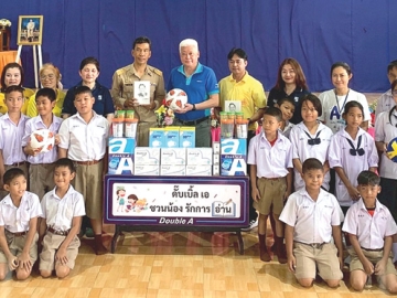 เสริมทักษะ สร้างแรงบันดาลใจ : ชาญวิทย์ จารุสมบัติ รอง กก.ผจก.ใหญ่ บมจ.ดั๊บเบิ้ล เอ (1991) มอบอุปกรณ์การเรียนและอุปกรณ์กีฬา ในโครงการ “ดั๊บเบิ้ล เอ ชวนน้องรักการอ่าน ครั้งที่ 9” ให้แก่ บรรเทิง บุญเกิด
ผอ.โรงเรียนบ้านย่านนางวิ่ง พร้อมบริการรถห้องสมุดเคลื่อนที่ ซึ่งนำหนังสือหลากหลายประเภทให้น้องๆ ได้เลือกอ่านตามความสนใจ ที่ โรงเรียนบ้านย่านนางวิ่ง ตำบลท่าตูม อำเภอศรีมหาโพธิ จังหวัดปราจีนบุรี